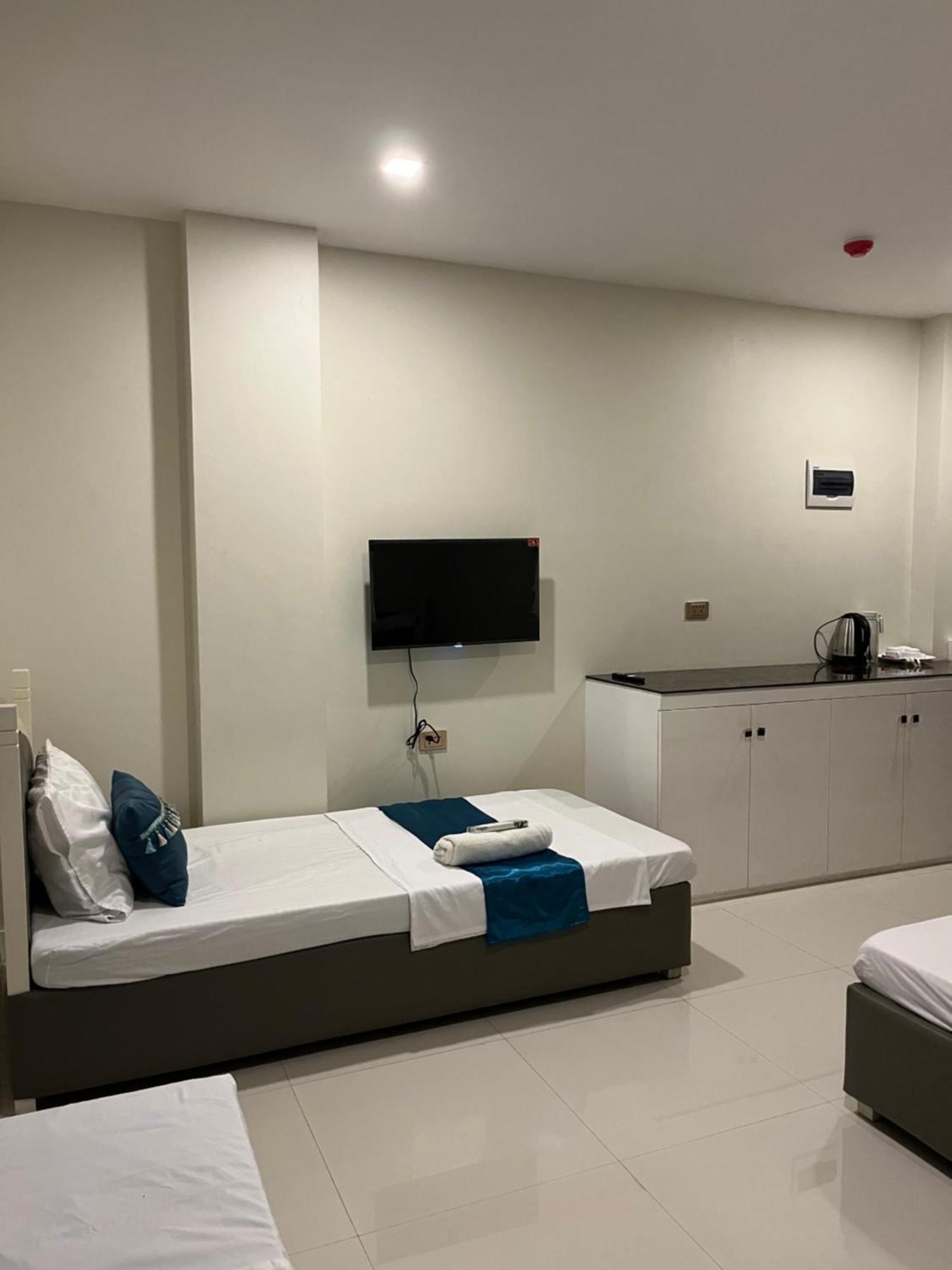 717 Residences Iloilo Esterno foto