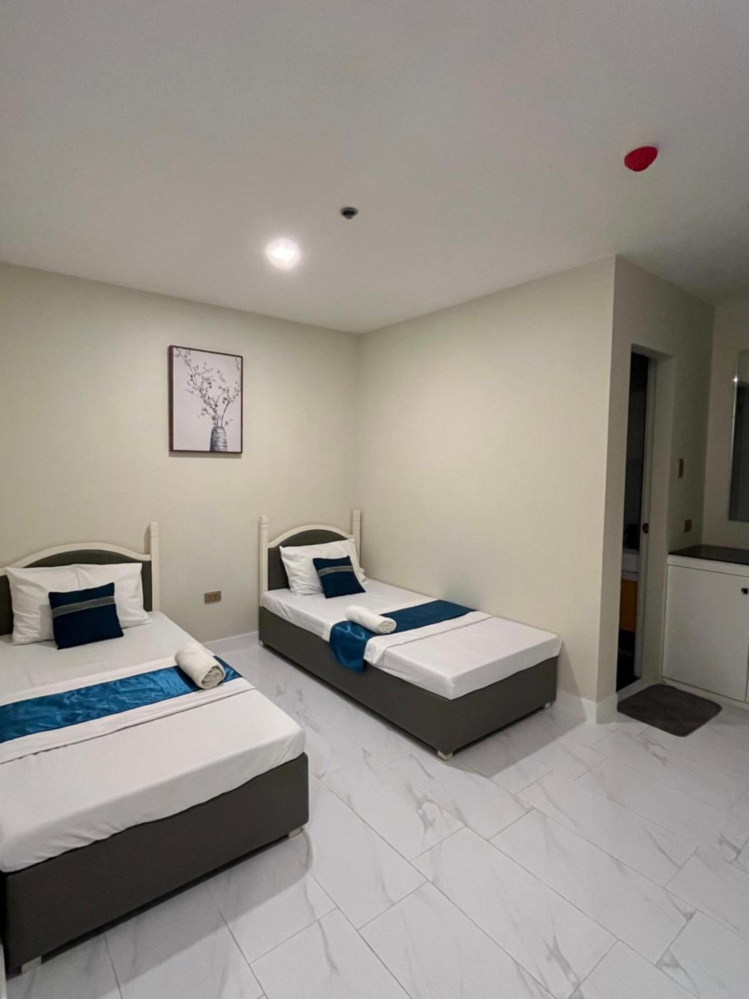 717 Residences Iloilo Esterno foto