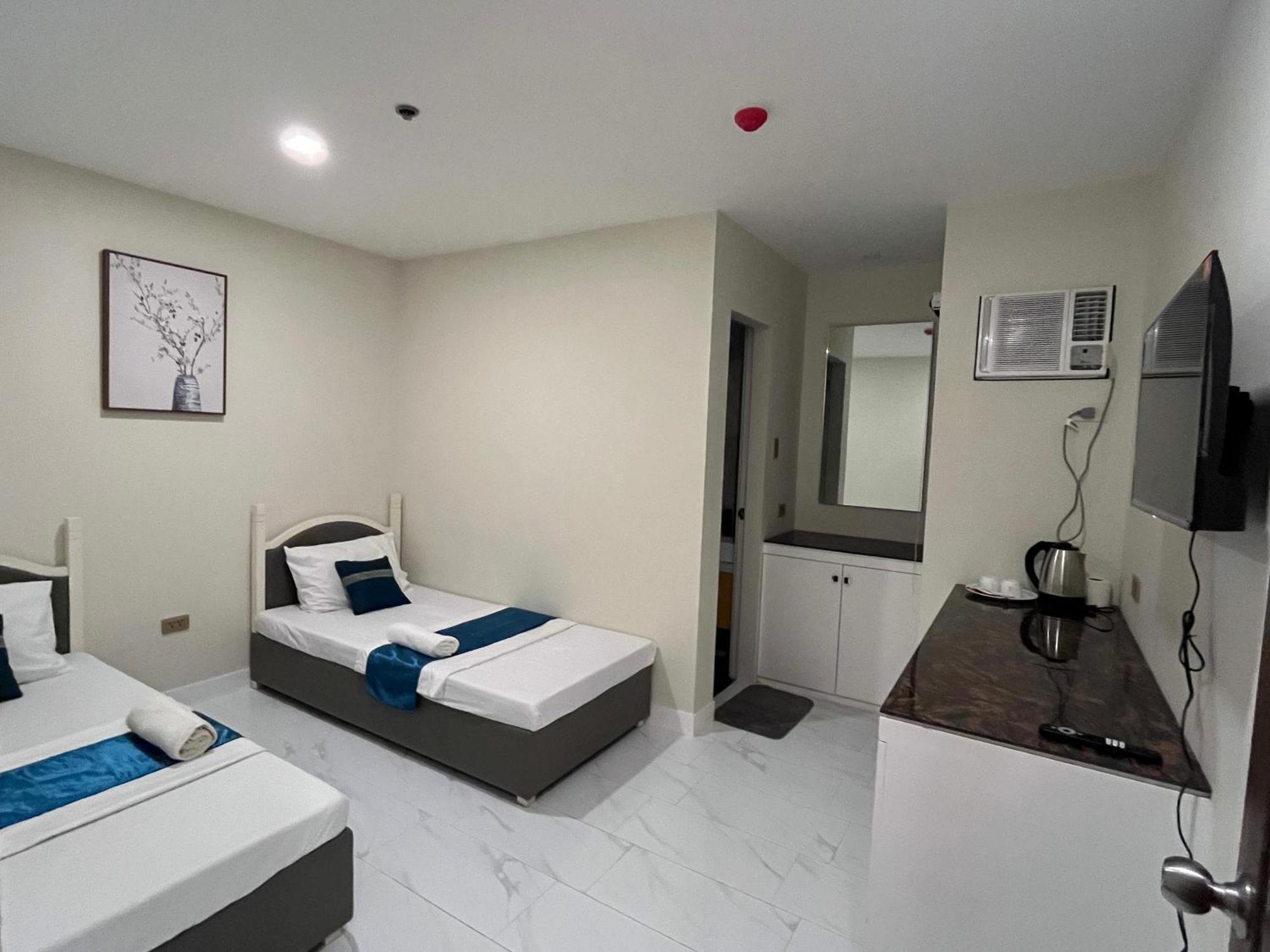 717 Residences Iloilo Esterno foto